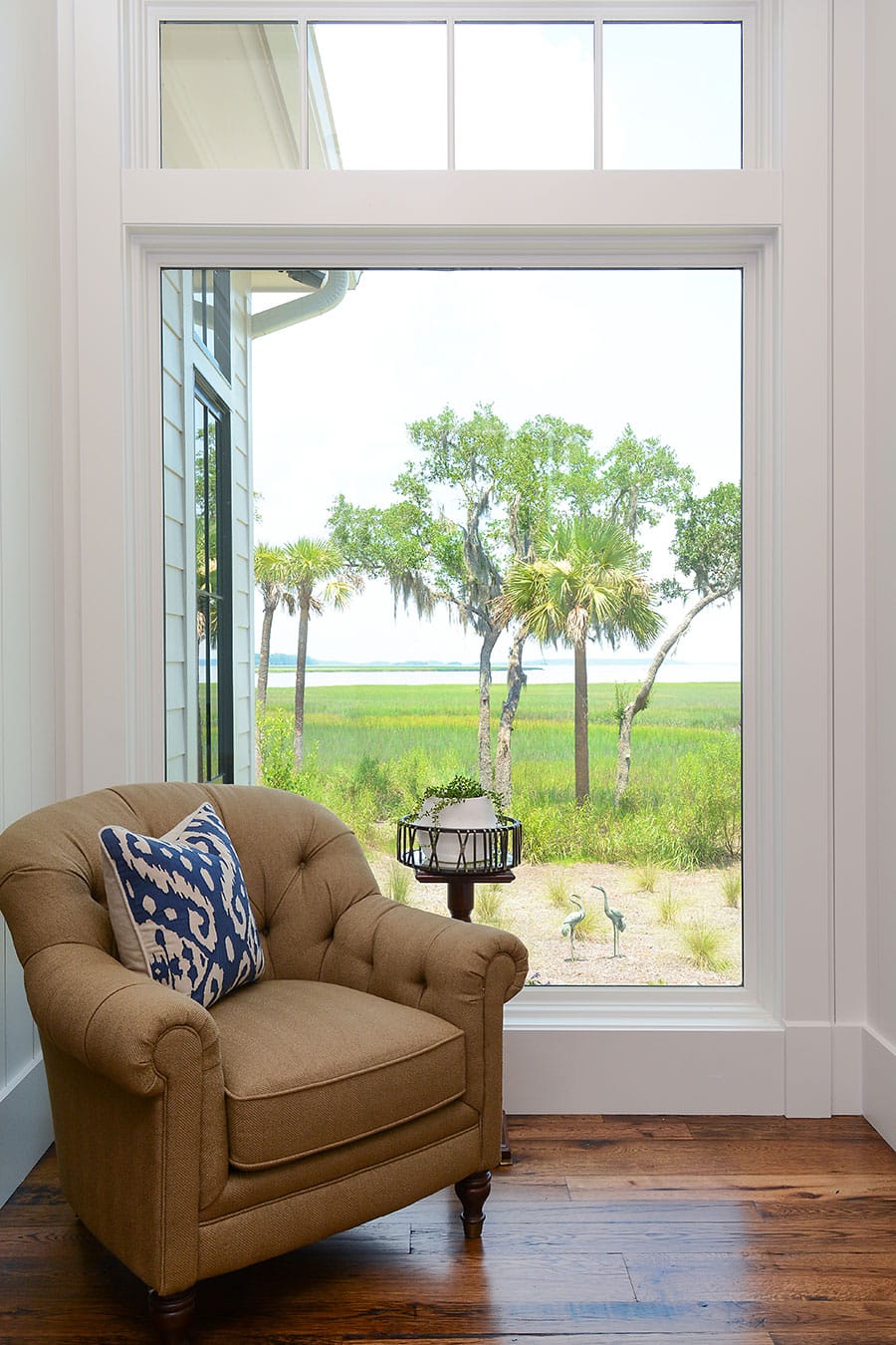 49 Hawthorne - lounging area with a view of the water